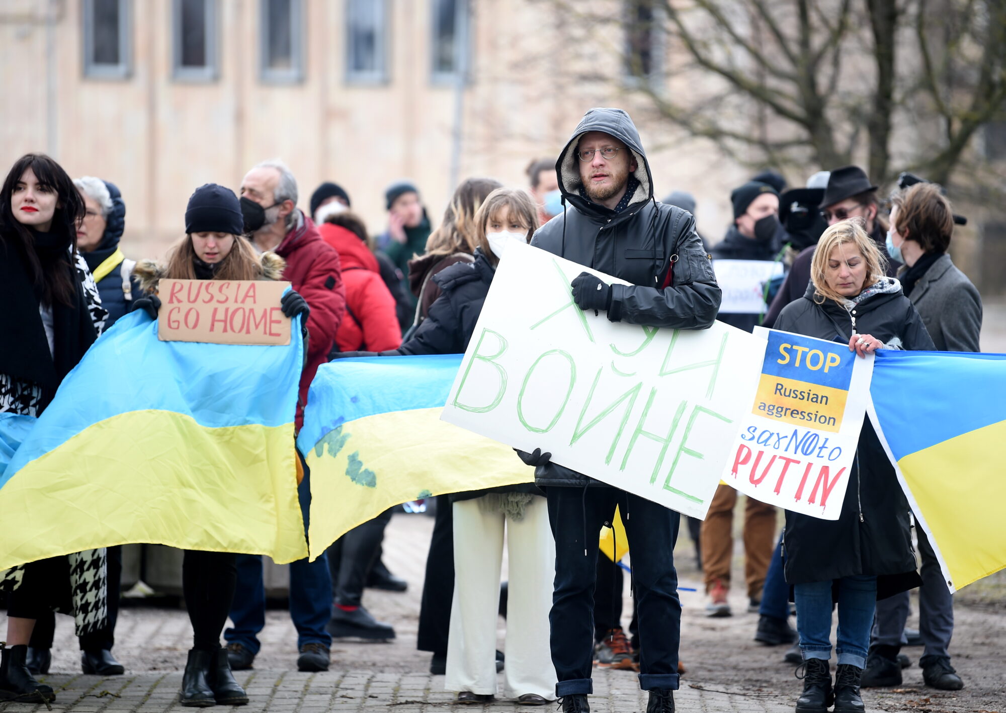 Pie Krievijas vēstniecības Rīgā cilvēki kaunina Putinu un aicina pārtraukt karadarbību Ukrainā