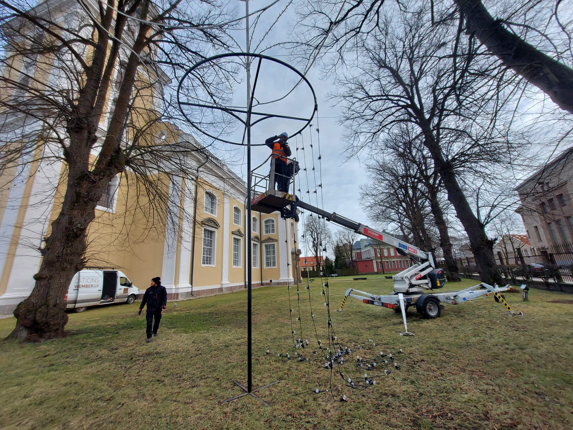 Liepājā novāca pēdējos svētku rotājumus