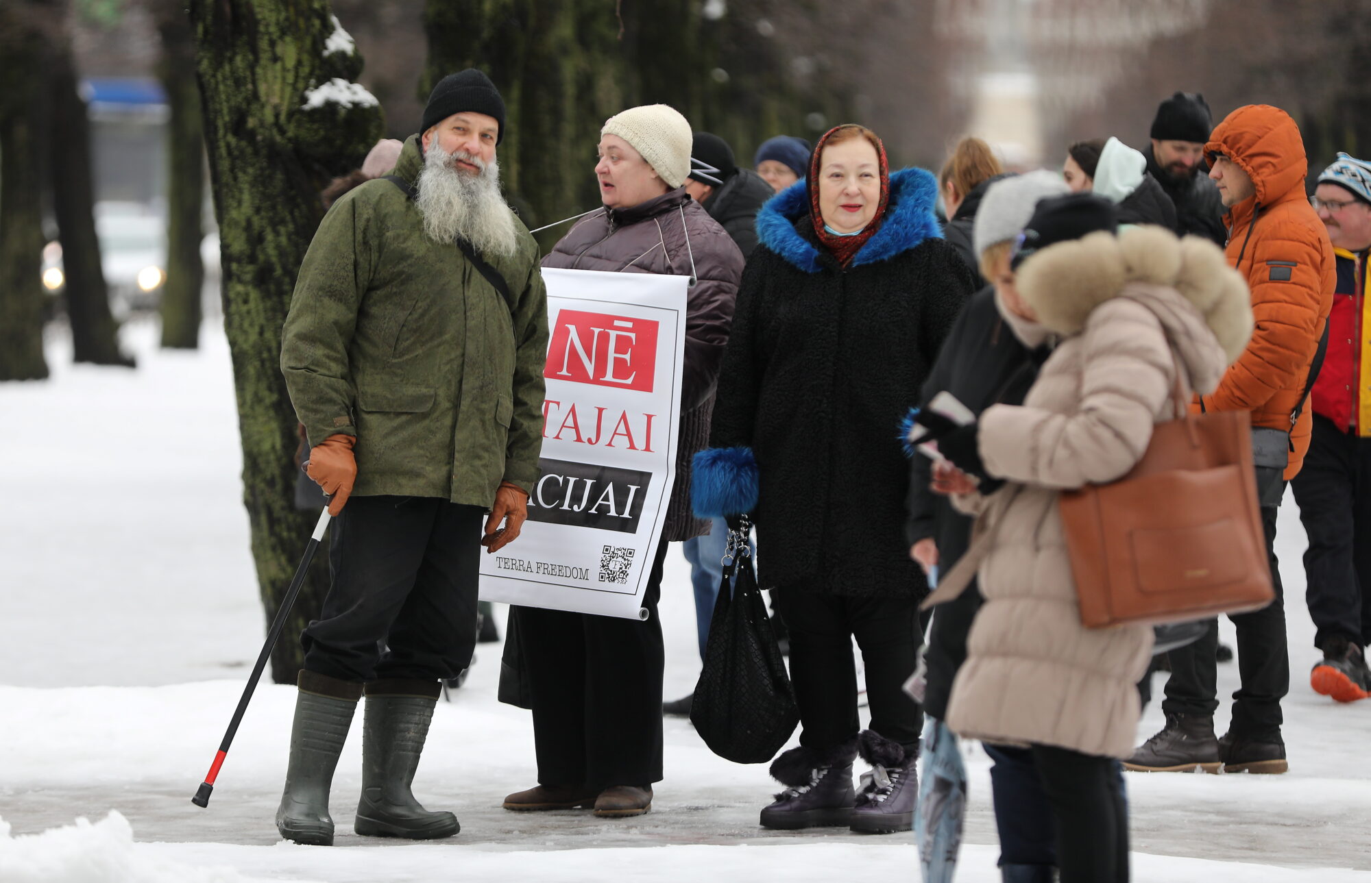 Vairāki desmiti cilvēku pie valdības ēkas protestē pret Covid-19 ierobežojumiem