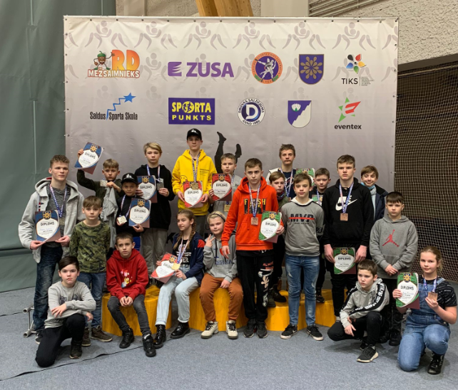 Jaunie grieķu-romiešu cīņas sportisti aizvada sacensības Saldū