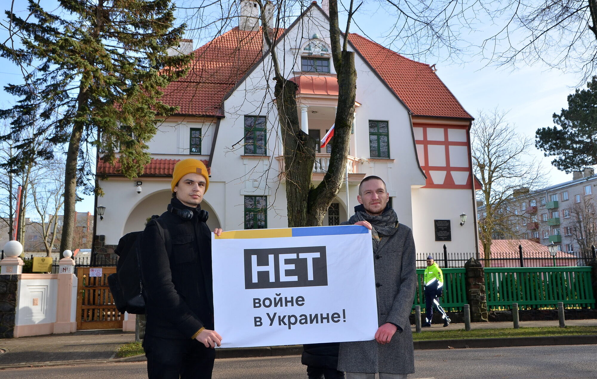 Pie Krievijas ģenerālkonsulāta Liepājā piketē Ukrainas atbalstam