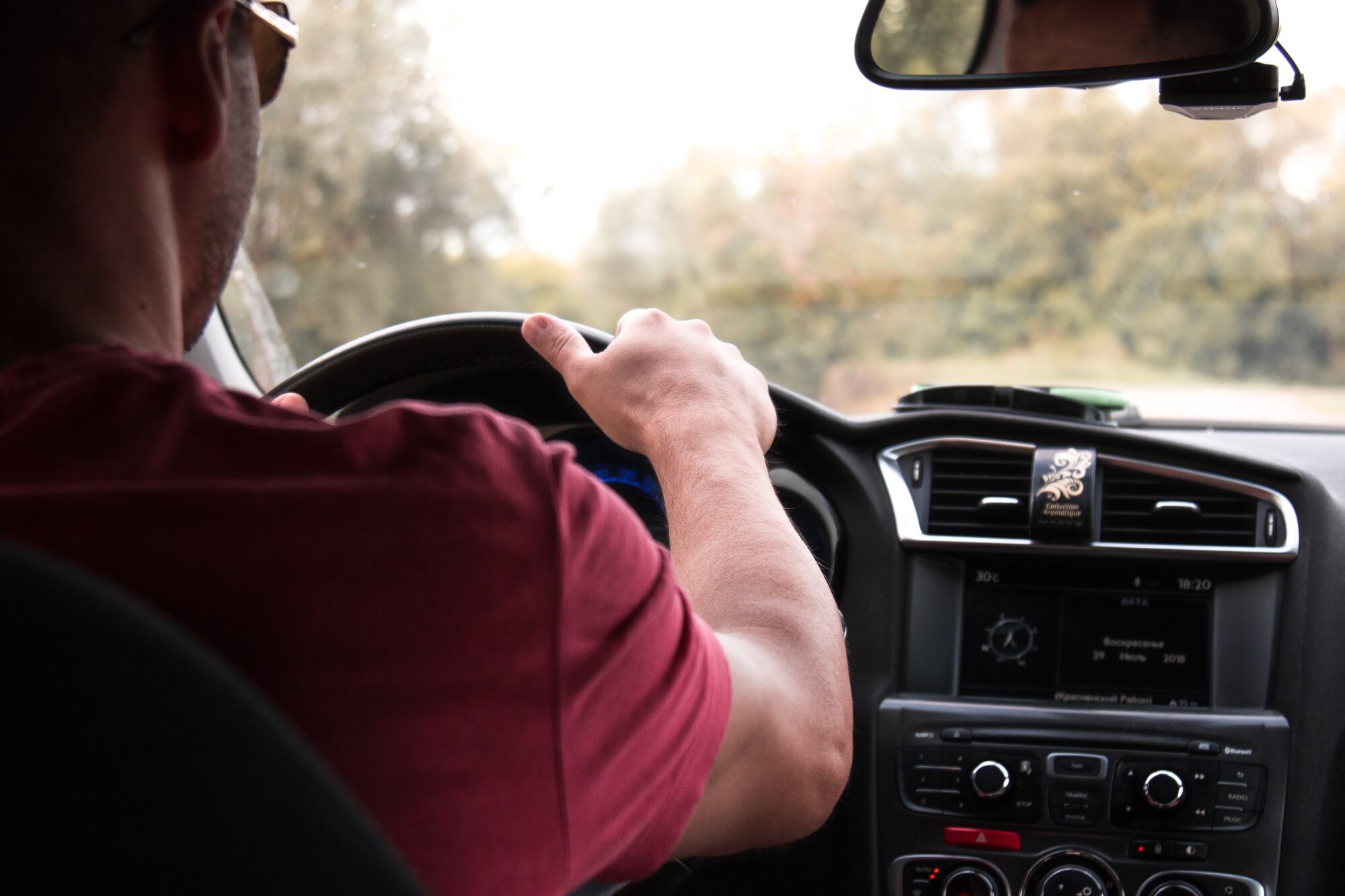Zāļu un Zirņu ielas stūrī “Žigulis” nedod ceļu, divi auto ietriecas mājas sienā