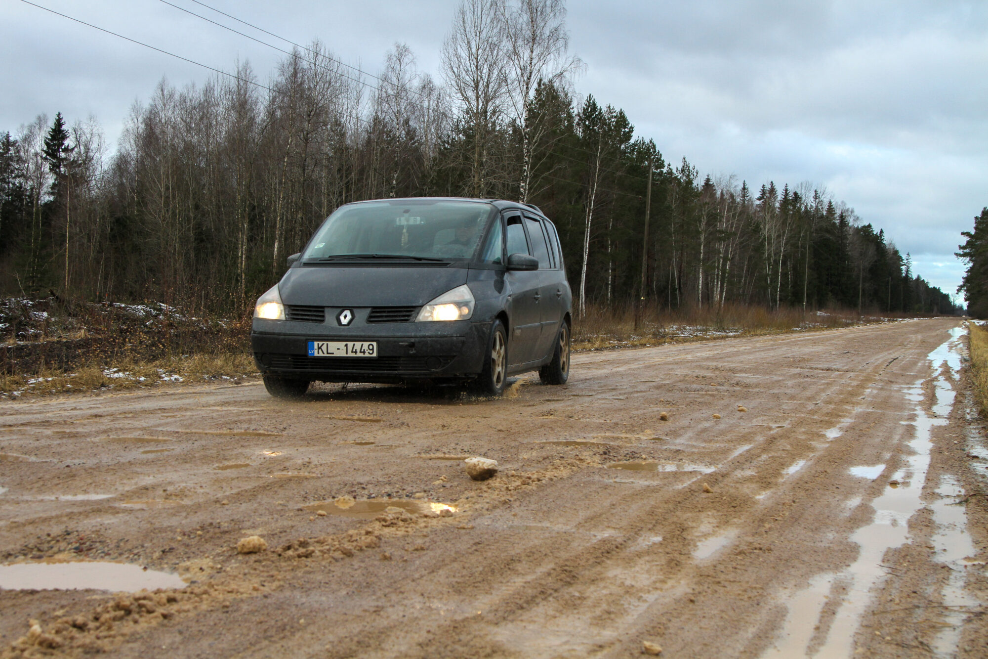 Zobi kratās un riteņi krīt nost. Labākus valsts vietējos autoceļus var negaidīt