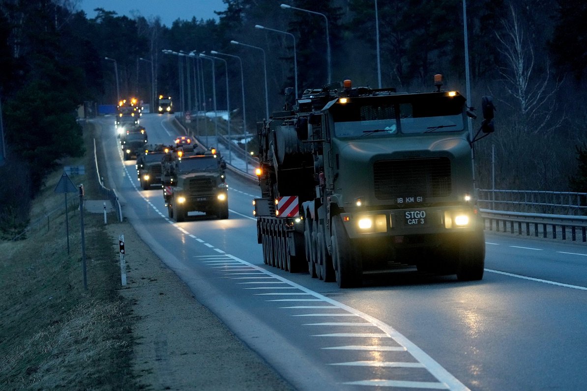 Patlaban Latvijā pastāvīgi uzturas un uz mācībām ieradušies vairāki tūkstoši NATO valstu karavīru