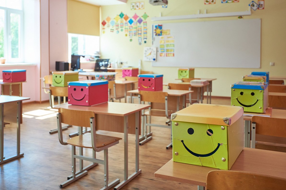 Pēc kontakta ar Covid-19 slimnieku mājsaimniecībā skolēniem ir jāievēro mājas karantīna