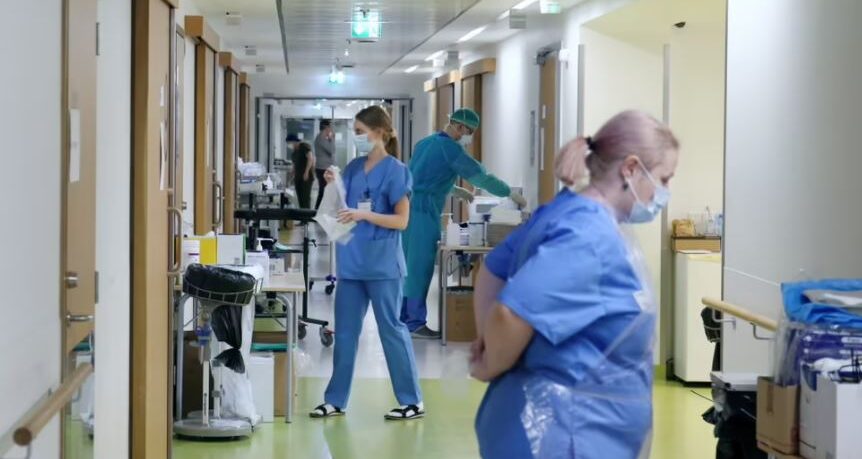 Liepājas slimnīcā divi mirušie, kovida pacientu skaits atkal pāri 50