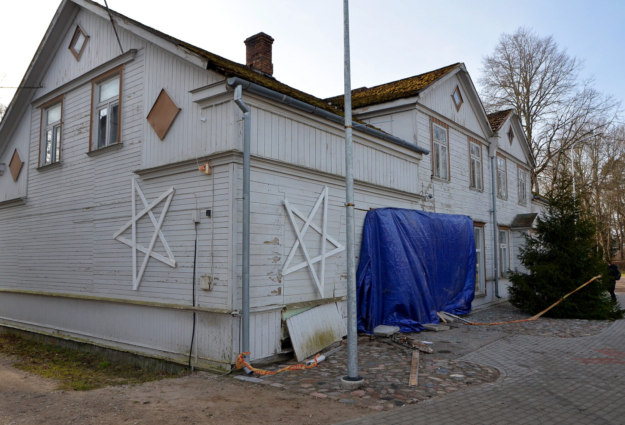 Rucavā, iespējams, iereibis vīrietis ar vieglo auto sagrauj vietējās kafejnīcas fasādi