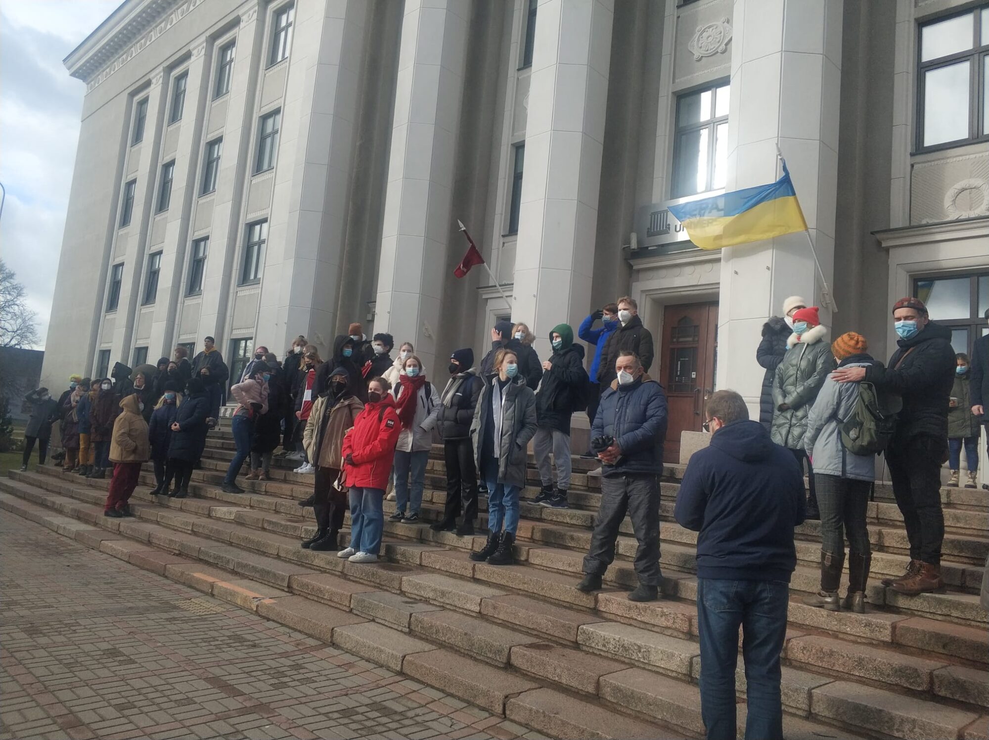 Pie Liepājas Universitātes, klausoties Ukrainas himnu, klusi nosoda Krievijas agresiju