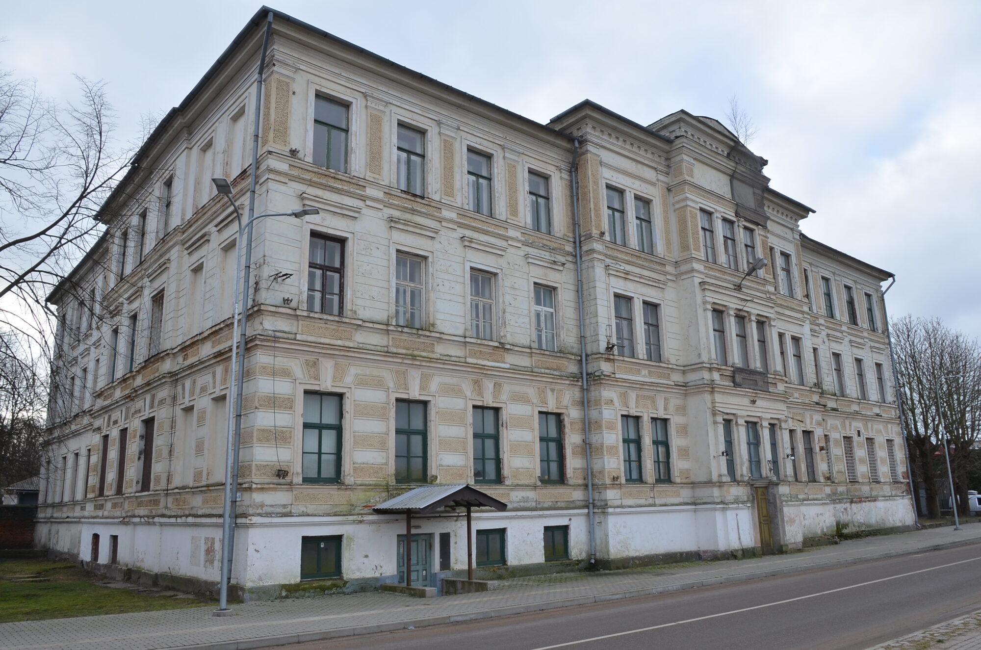 Muitas māju izsolīs