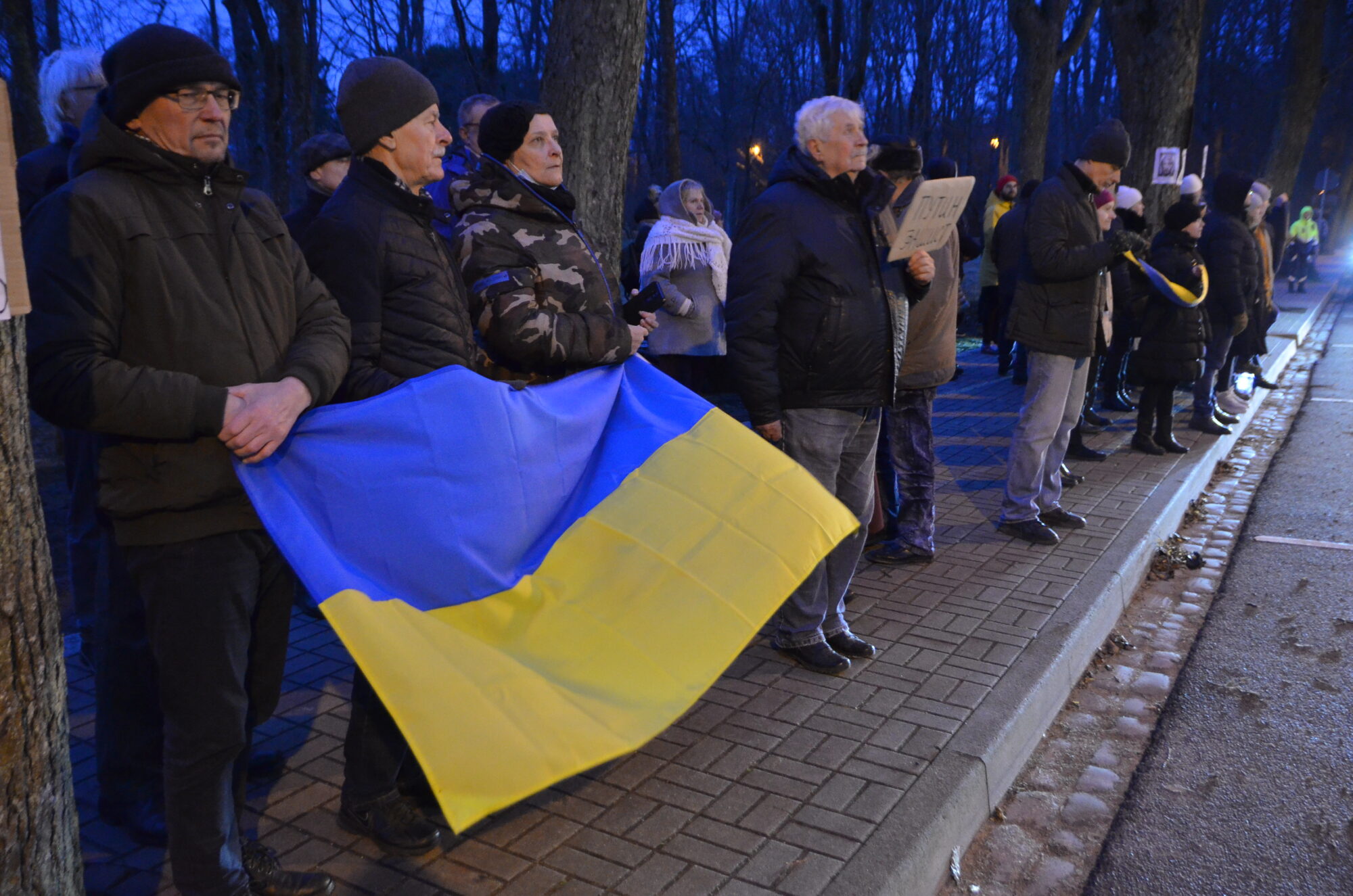Piektdienas vakarā arī Liepājā atbalstīja Ukrainu
