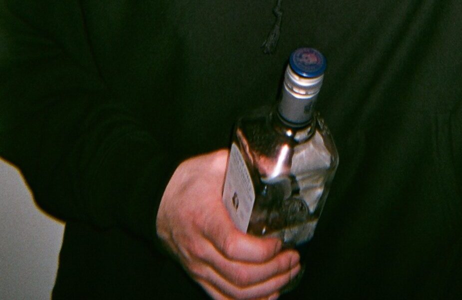 Bāriņu ielas veikala alkohola zaglis aizturēts tās pašas ielas iekšpagalmā
