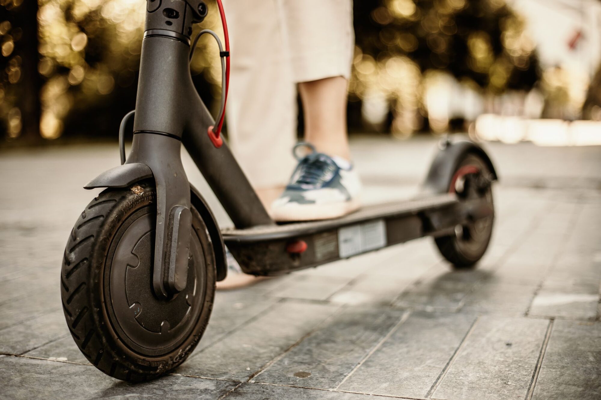 Dzērumā pa Raiņa ielu: kāds ar auto, cits ar skrejriteni