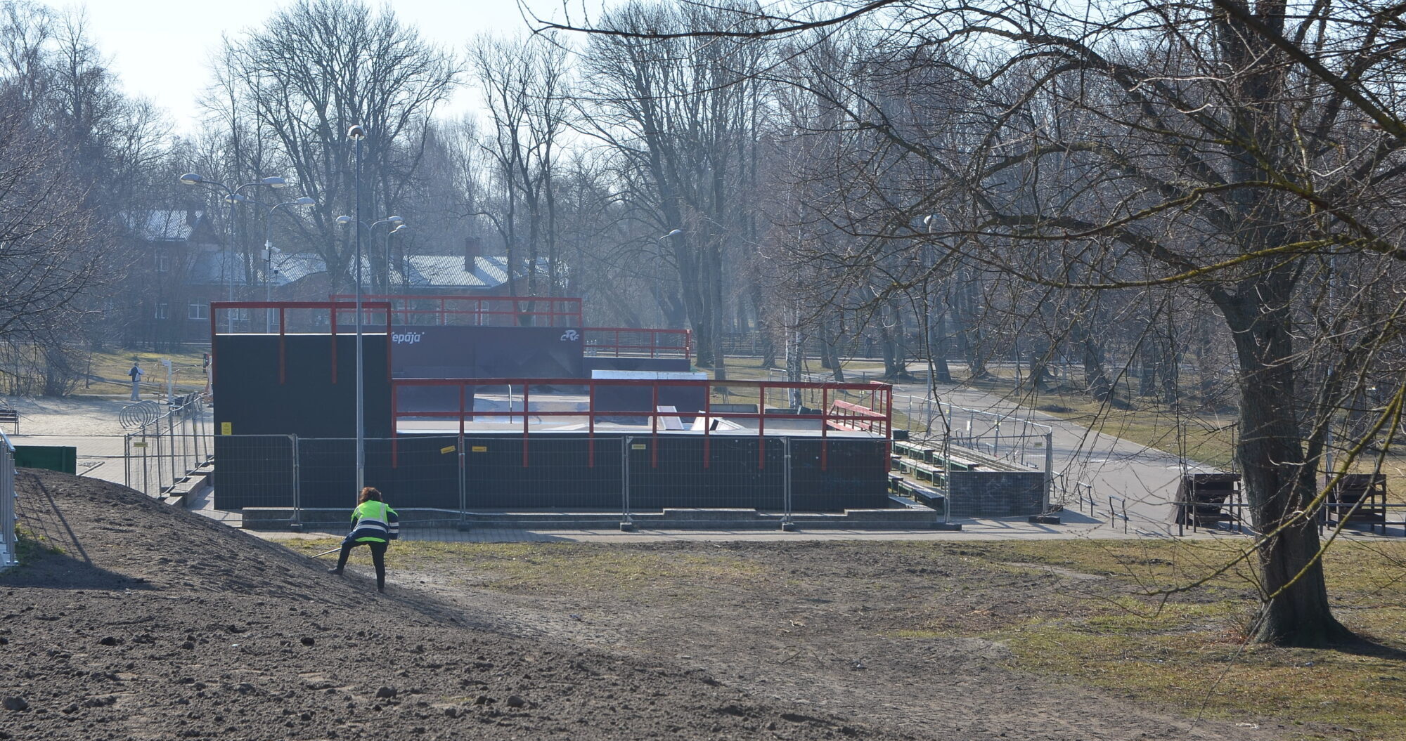 Skeitparks aiz atslēgas. Jaunieši trikus trenē pilsētvidē