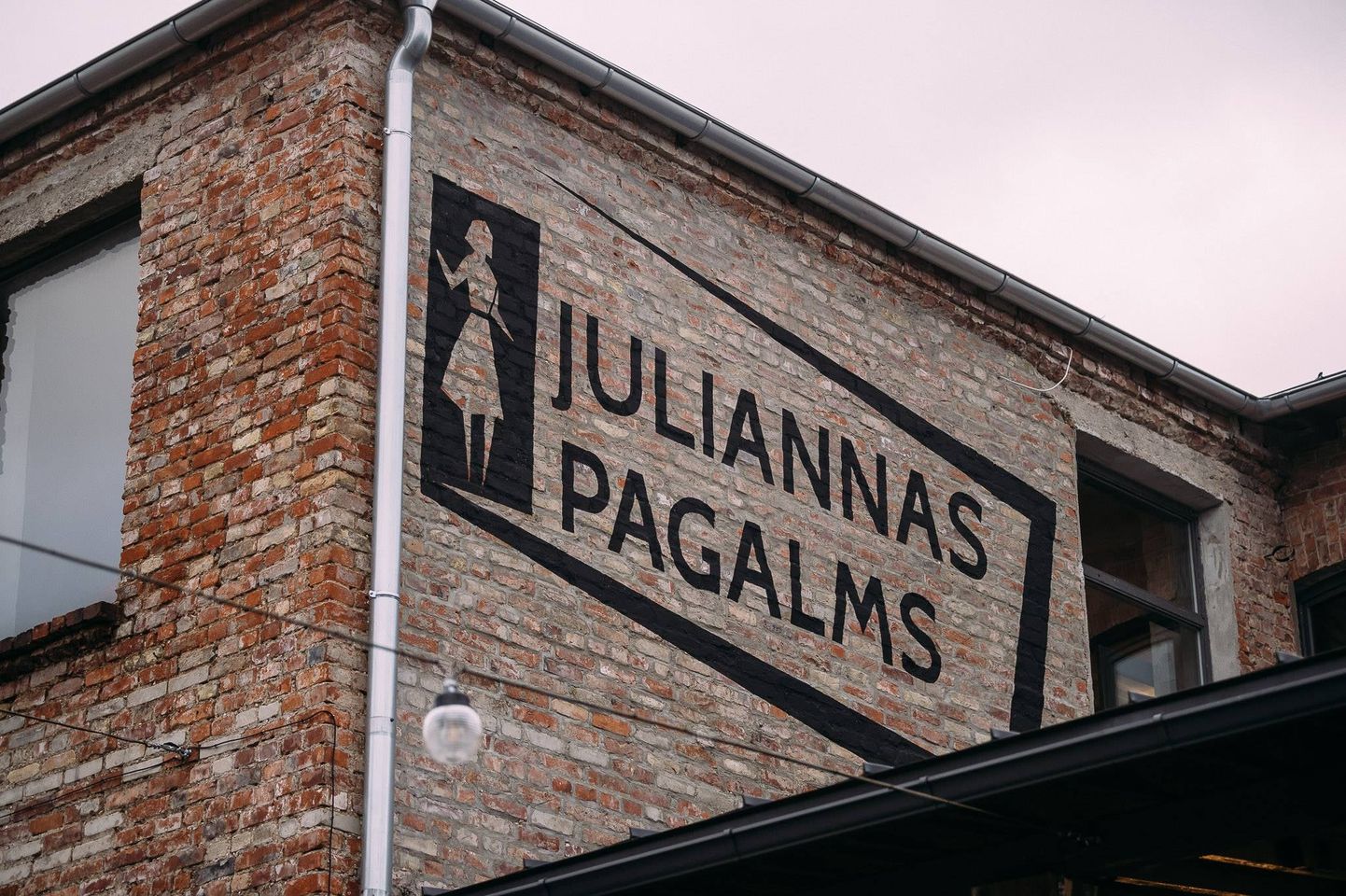 Liepājā Juliannas pagalma uzņēmēji ienākumus no ietirgotā ziedos Ukrainas atbalstam