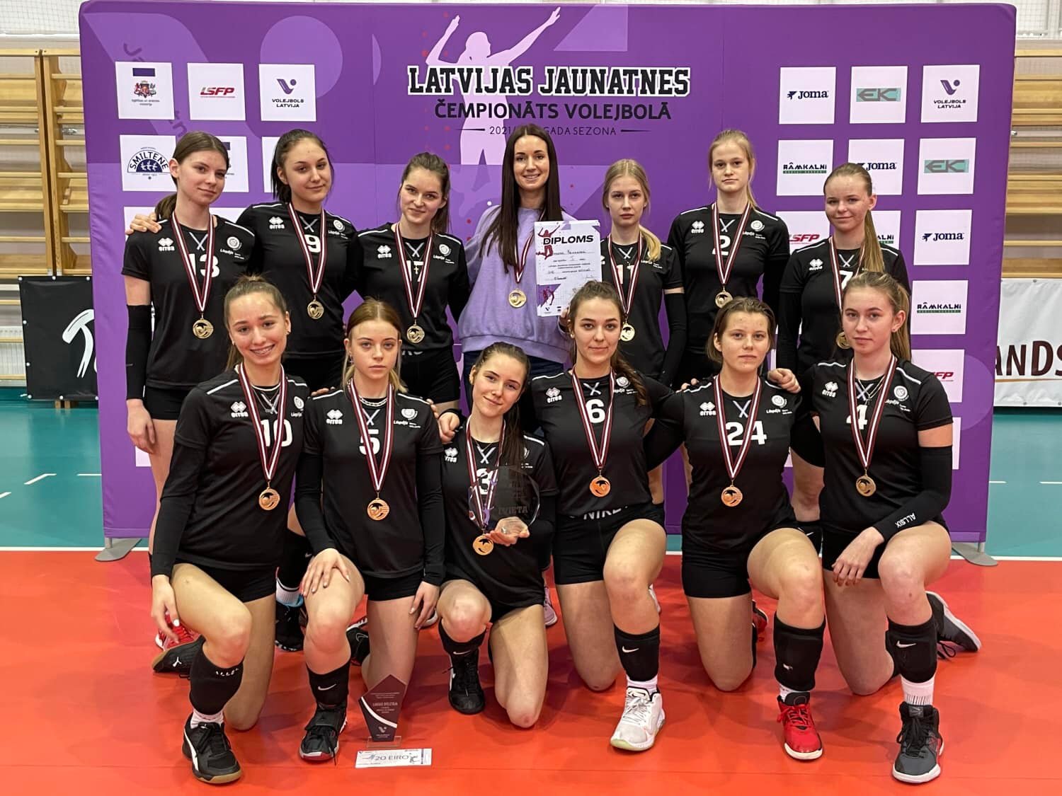 Liepājas Sporta Spēļu skolas volejbola komanda atved mājās zeltu