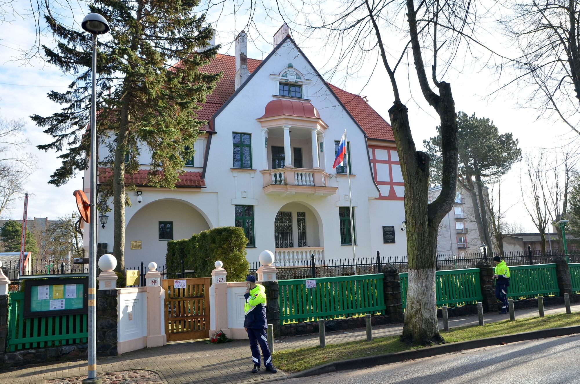 Policija vairs neapsargās Krievijas ģenerālkonsulātu Liepājā