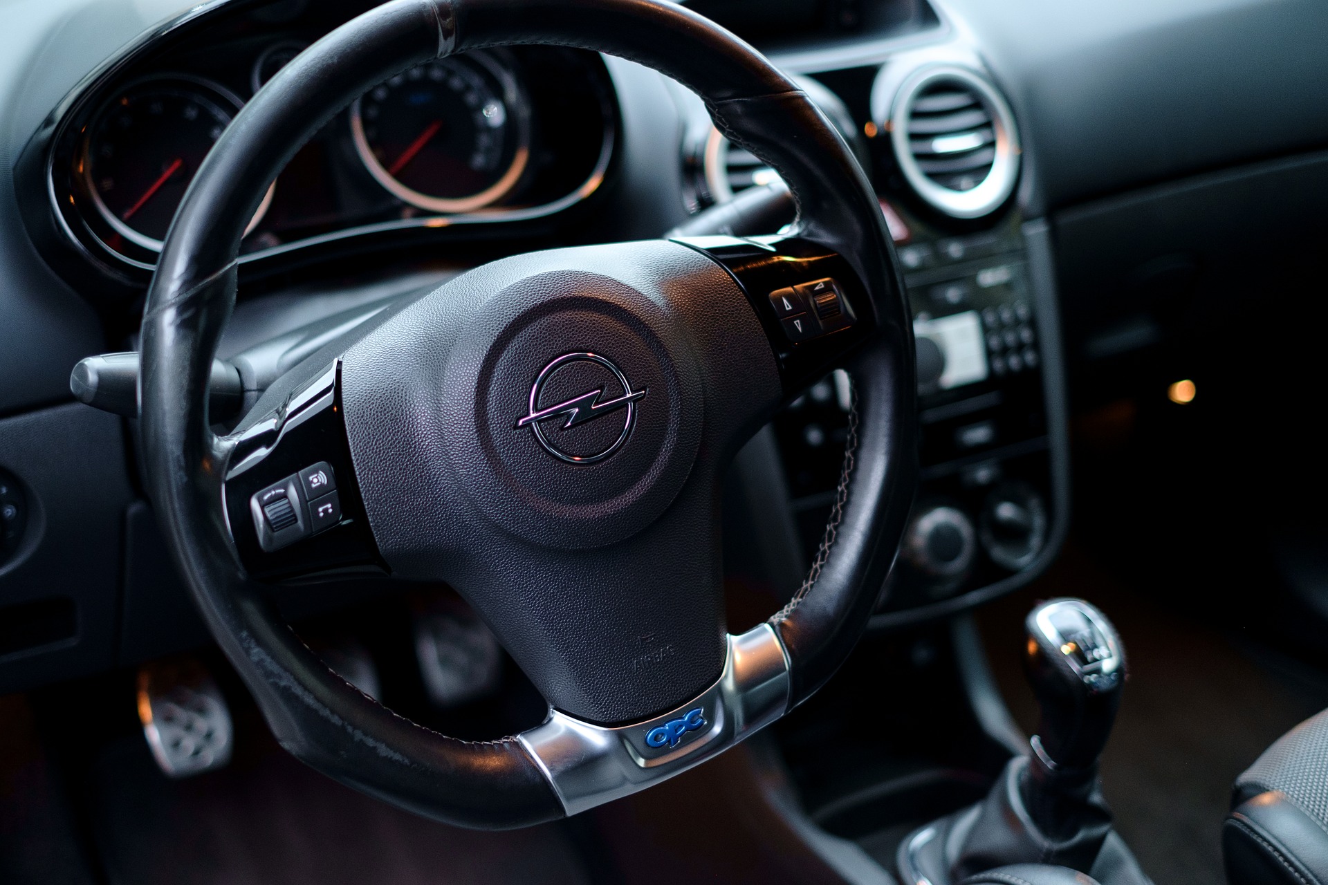 Nozog paziņas auto un vizinās pa Tosmari