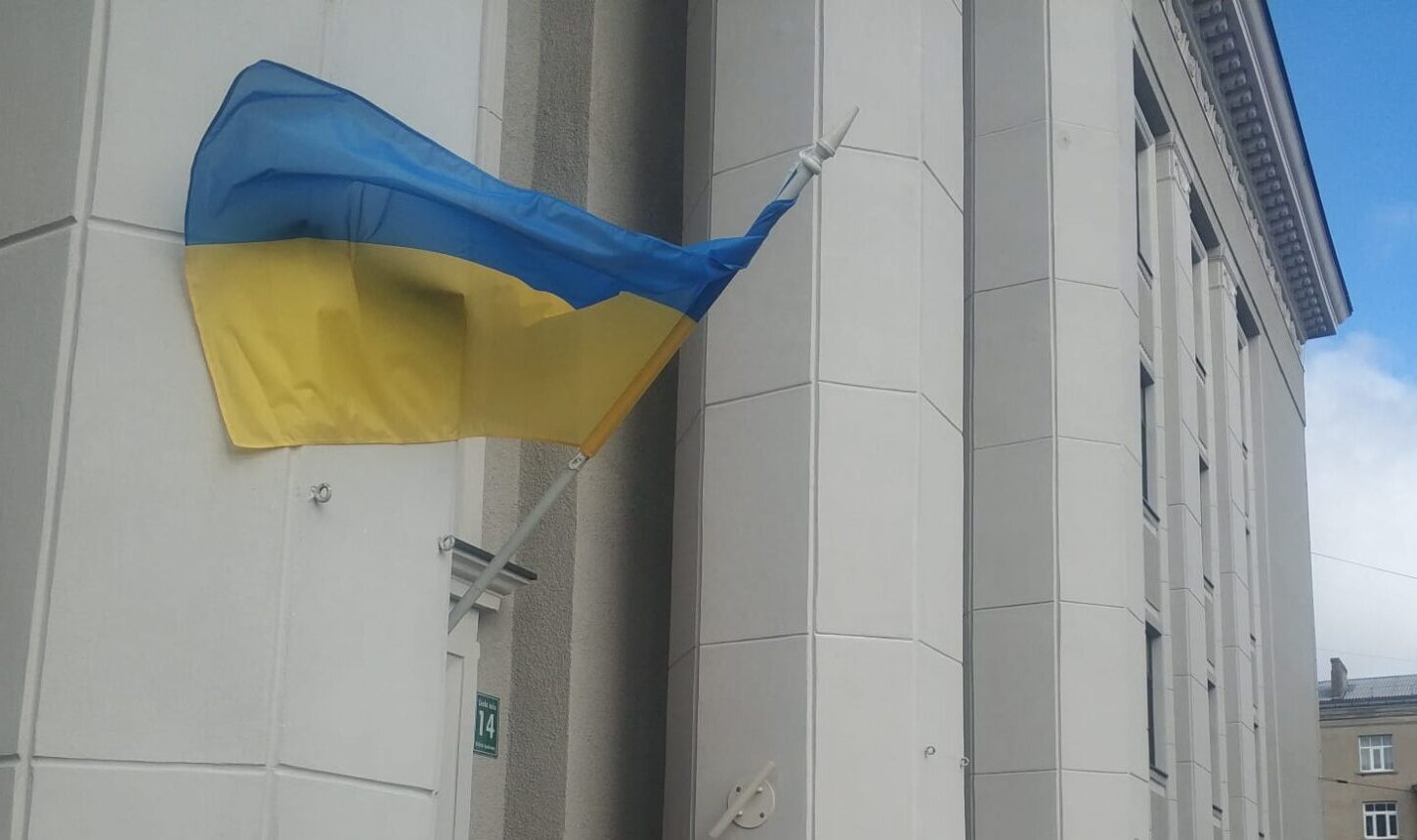 No Liepājas Universitātes fasādes nozagts Ukrainas karogs