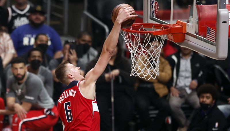 Porziņģis iekrāj 23 punktus “Wizards” panākumā pret “Warriors”