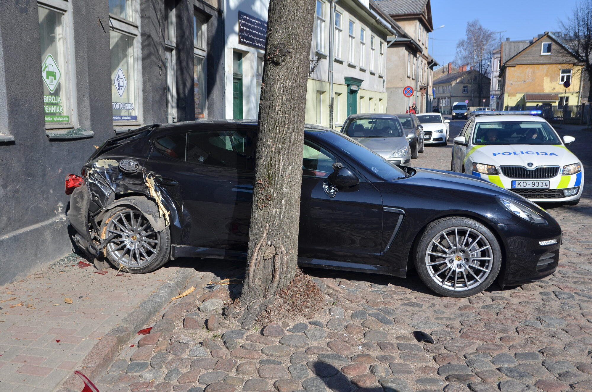 Ar “Porsche” atmuguriski taranē biroja tehnikas veikala sienu Pasta ielā Liepājā