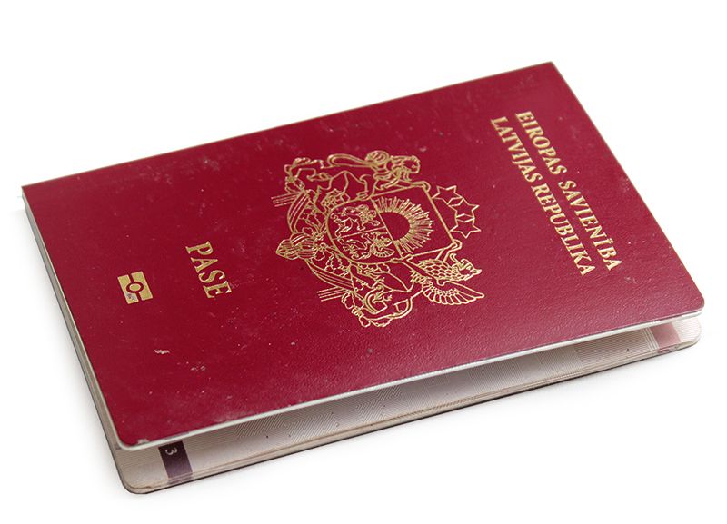 Saeima konceptuāli atbalsta grozījumus par pilsonības atņemšanu kara noziegumu atbalstītājiem