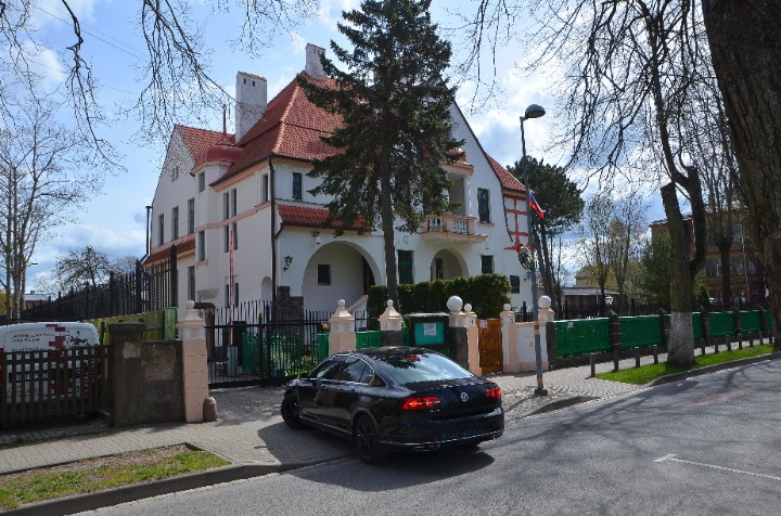 Video un foto: Krievijas ģenerālkonsulāta diplomāti pamet Liepāju