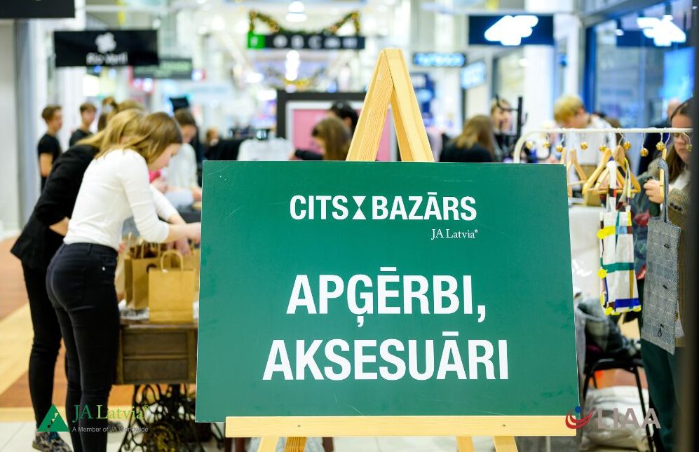 Pidžamsoma un trenažieris smaganām. Pasākumā “Cits bazārs” Liepāju šogad pārstāvēja 17 skolēnu mācību uzņēmumi