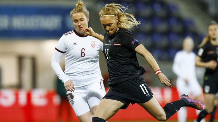 Latvijas izlases futbolistēm mainīgas sekmes