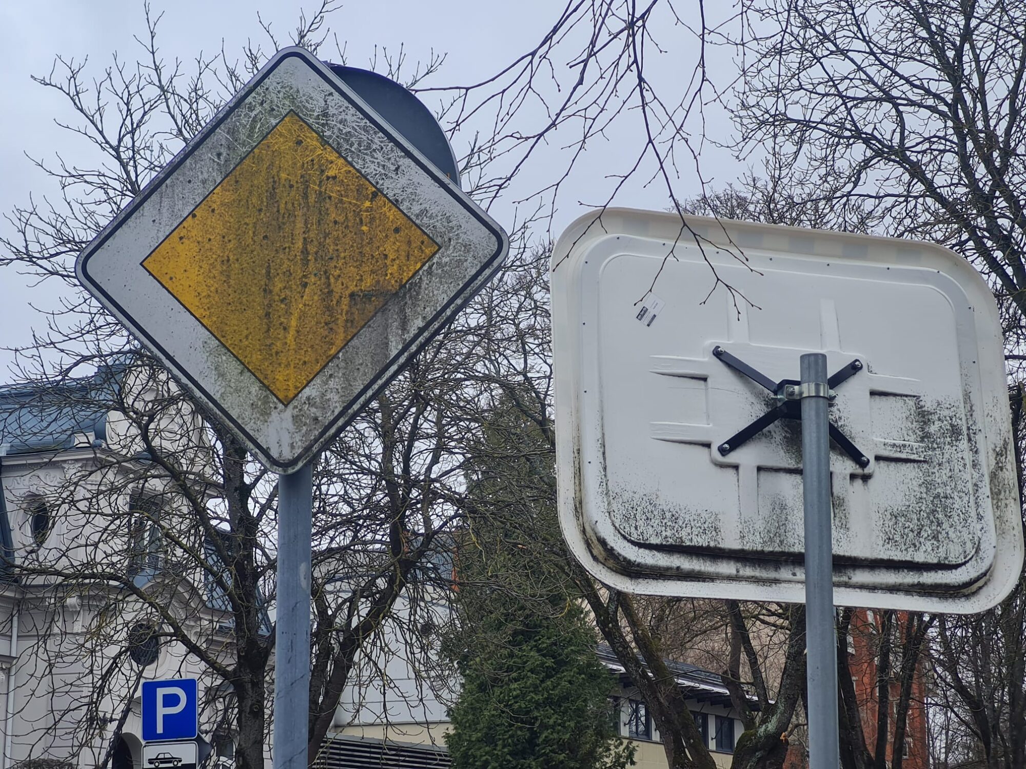 Ceļa zīmes: tīra regulāri, tomēr šmuce redzama