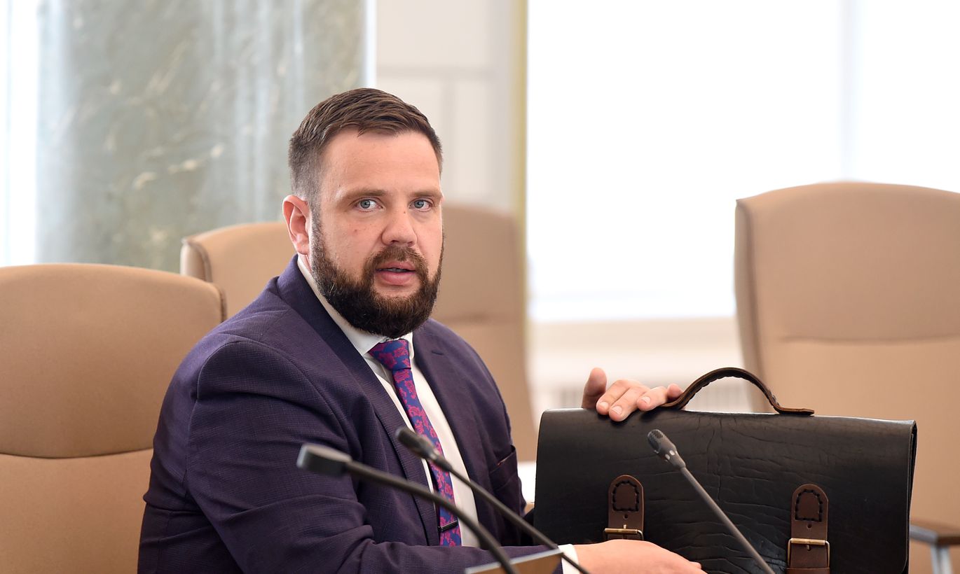 Vitenbergs viņa demisijas pieprasījuma gadījumā pieļautu amata nodošanu Indriksonei
