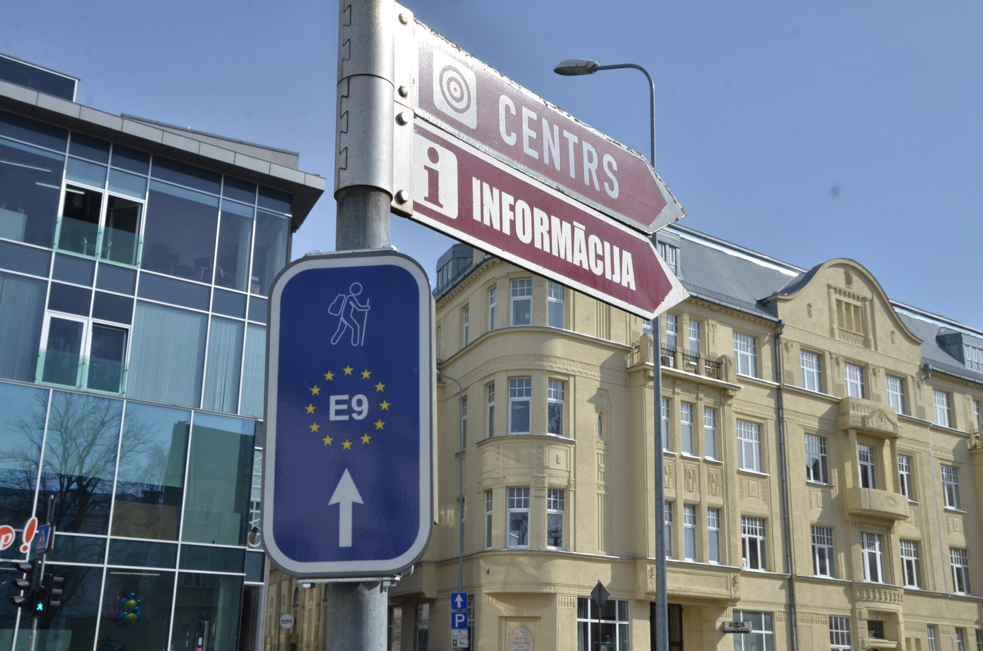 Ceļa zīmes norāda starptautiskus maršrutus