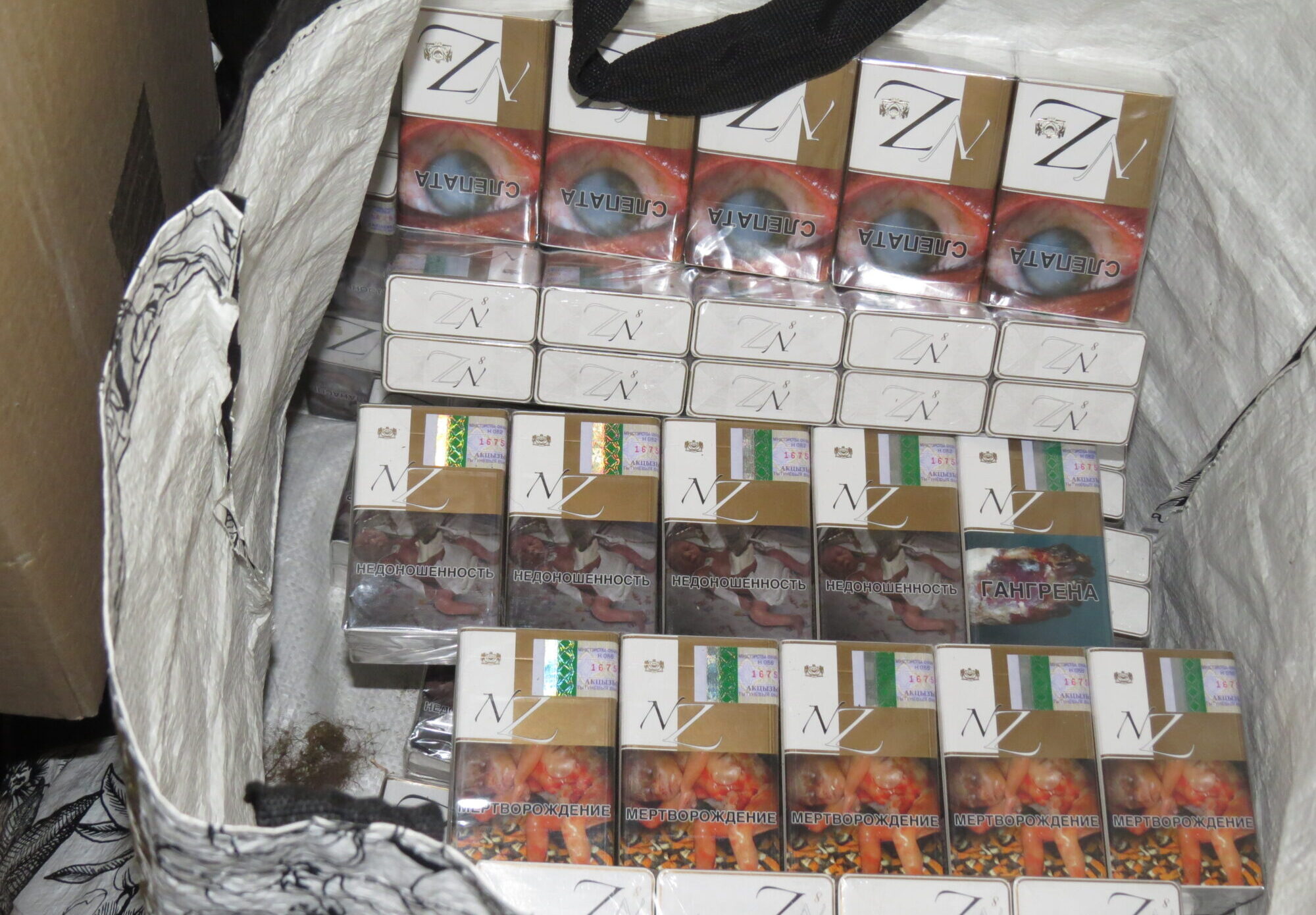 Liepājā un Dienvidkurzemes novadā no nelegālās aprites izņem 48 000 cigarešu, 33 litrus kandžas un 760 litrus brāgas