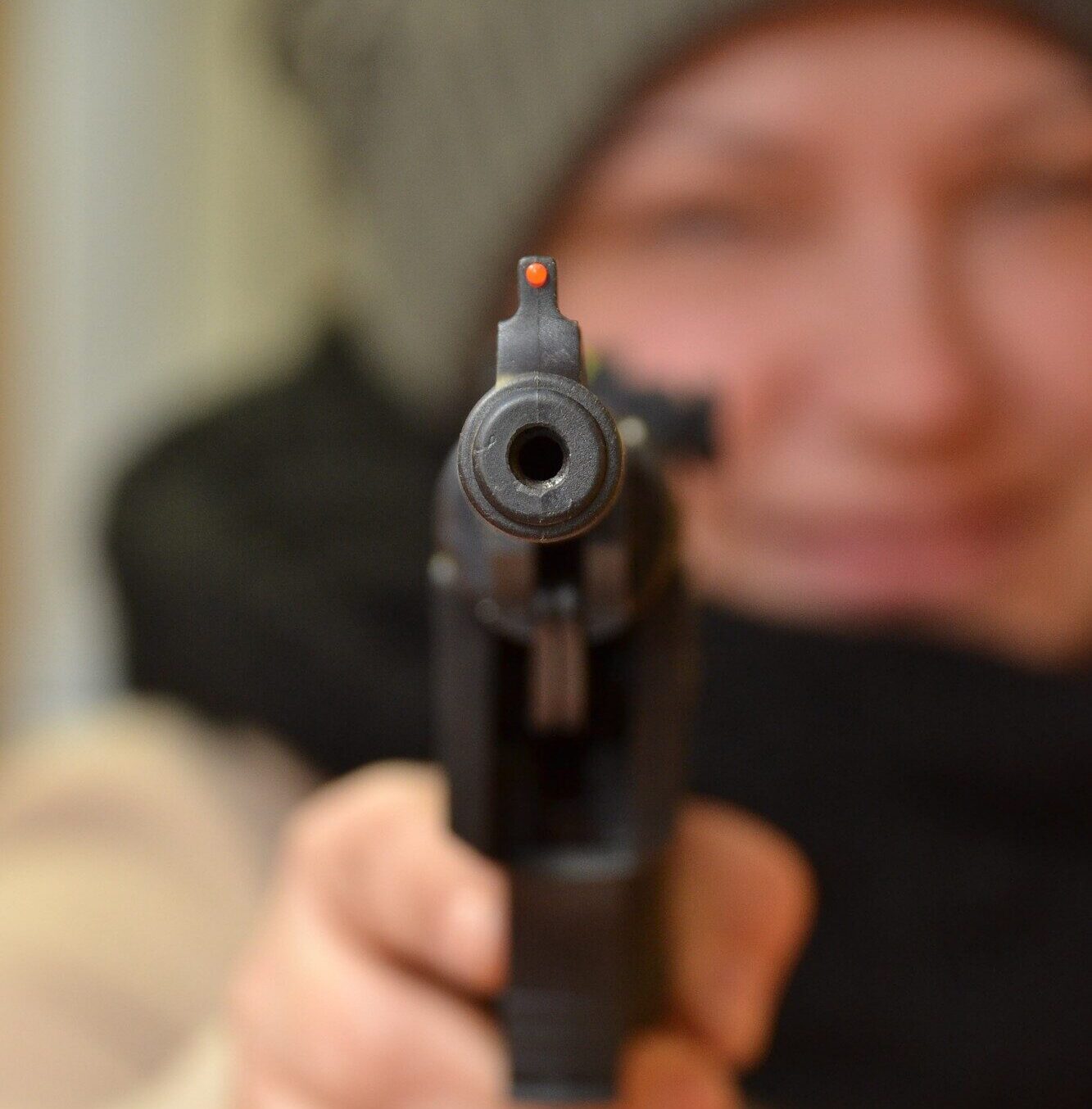 Dēkas ar šaujamieročiem Liepājā. Imitē šaušanu uz policistiem