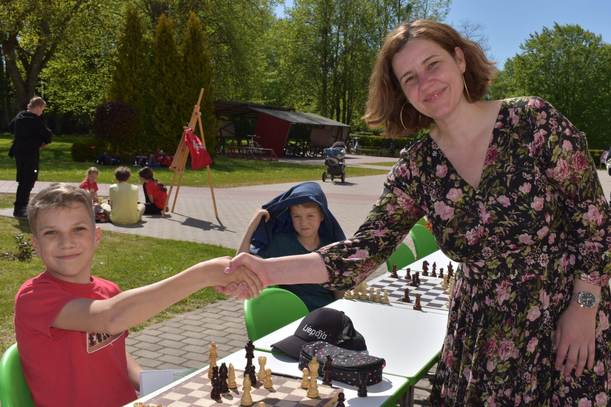 Lielmeistare skolo Grobiņas mazos šahistus
