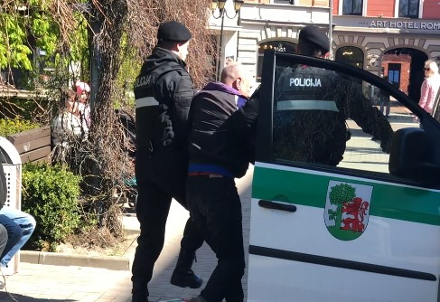 Video: Pie Rožu laukuma aiztur vīrieti. Policija noraida pārmetumus par pārlieku vardarbību