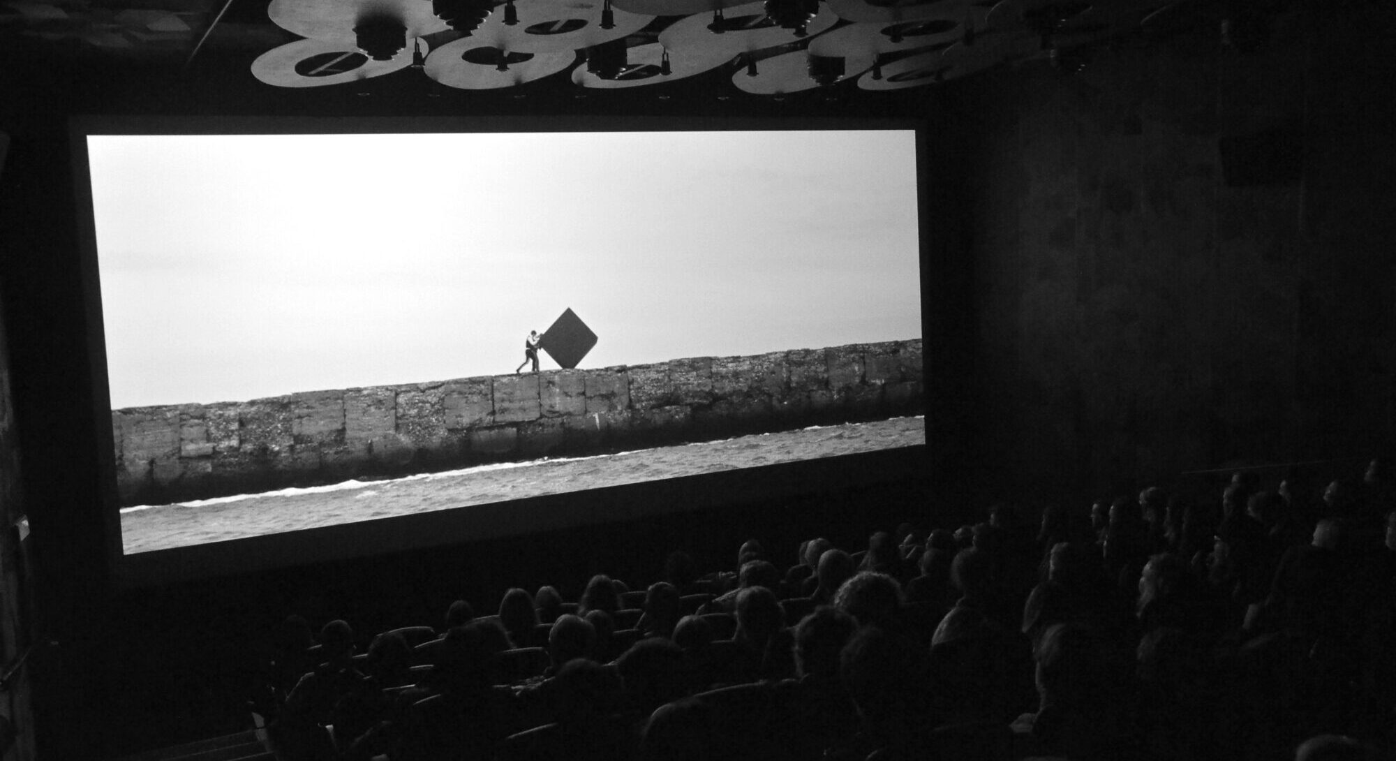 Liepājas bipolārie traucējumi. Filma “Nemierīgie prāti” aizved psihoemocionālā piedzīvojumā