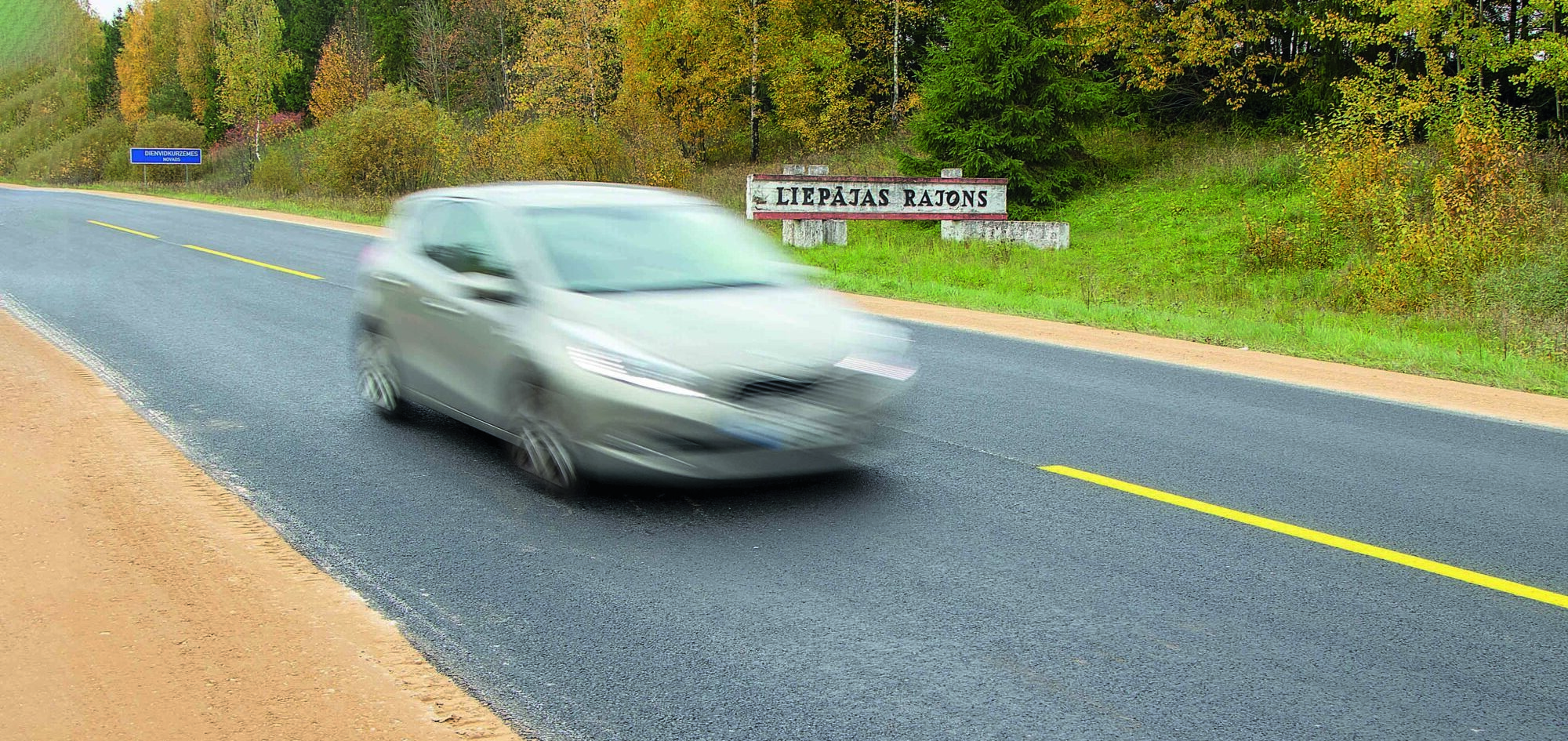 Sveiciens mājās! Braucot garām bijušā Liepājas rajona robežzīmei – skaļi sveicina ar auto signālu