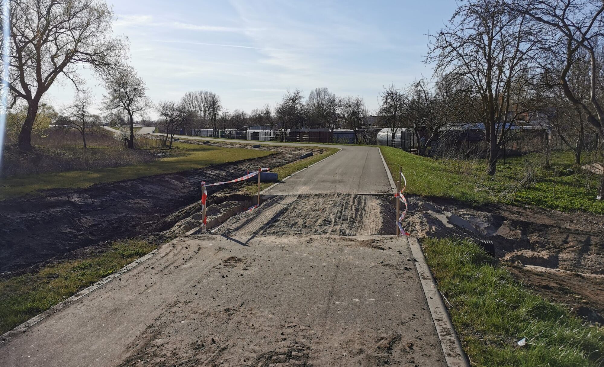 Zirgu salas trasē bedri aizdara, bet brīdinājuma nav