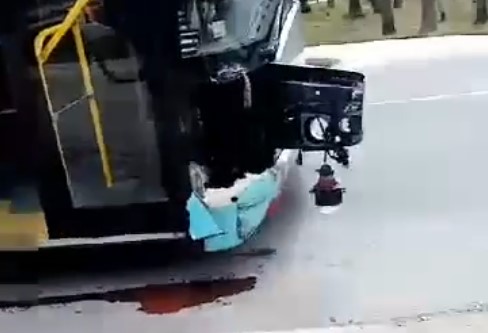 Aculiecinieka video: Grīzupes ielas un 14. novembra bulvāra krustojumā autobuss saduras ar vieglo automašīnu