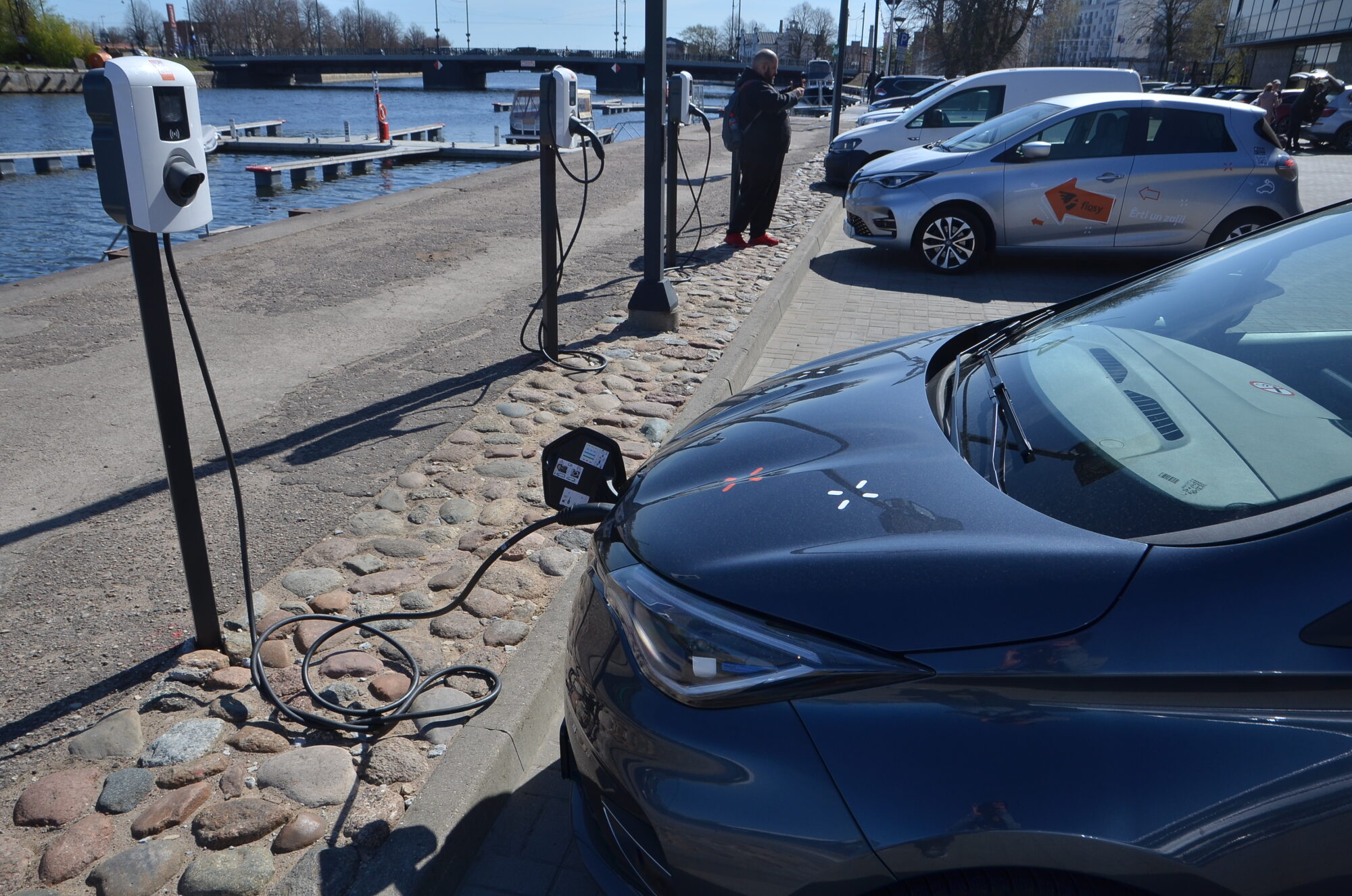 Mīkstina sitienu pa kabatu. Pamazām iekustas valsts atbalsts elektroauto iegādei