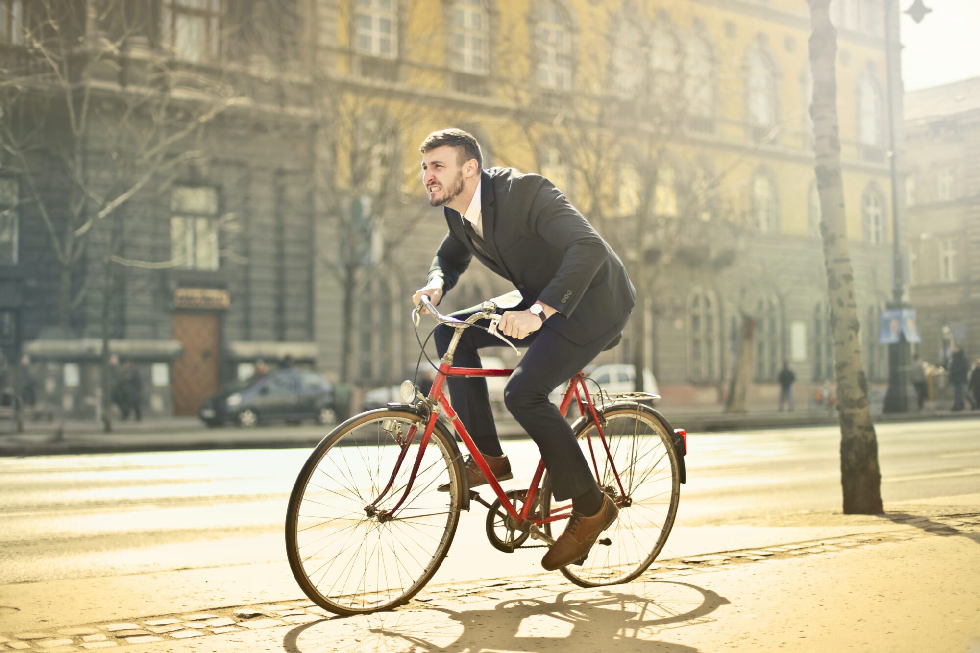 Aptauja: 68% Latvijas velosipēdistu un skrejriteņu vadītāju pārvietojas bez ķiveres