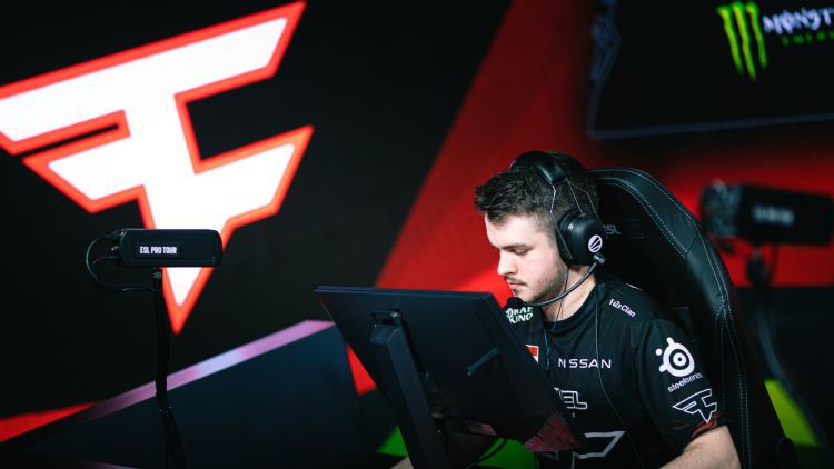 “FaZe” un broky pārliecinoši uzvar un nonāk soli no izslēgšanas spēlēm