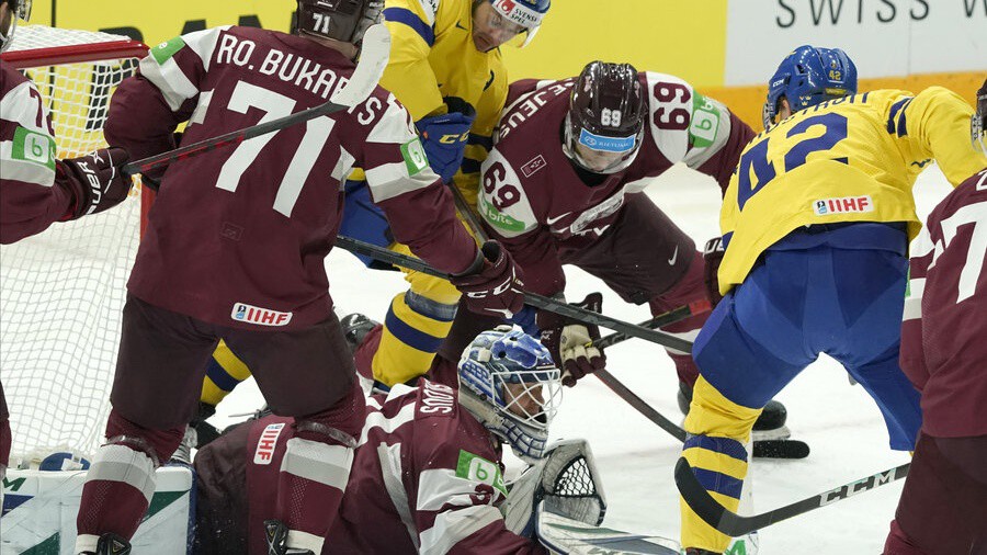 Latvijas hokeja izlase pasaules čempionātu beidz ar zaudējumu zviedriem