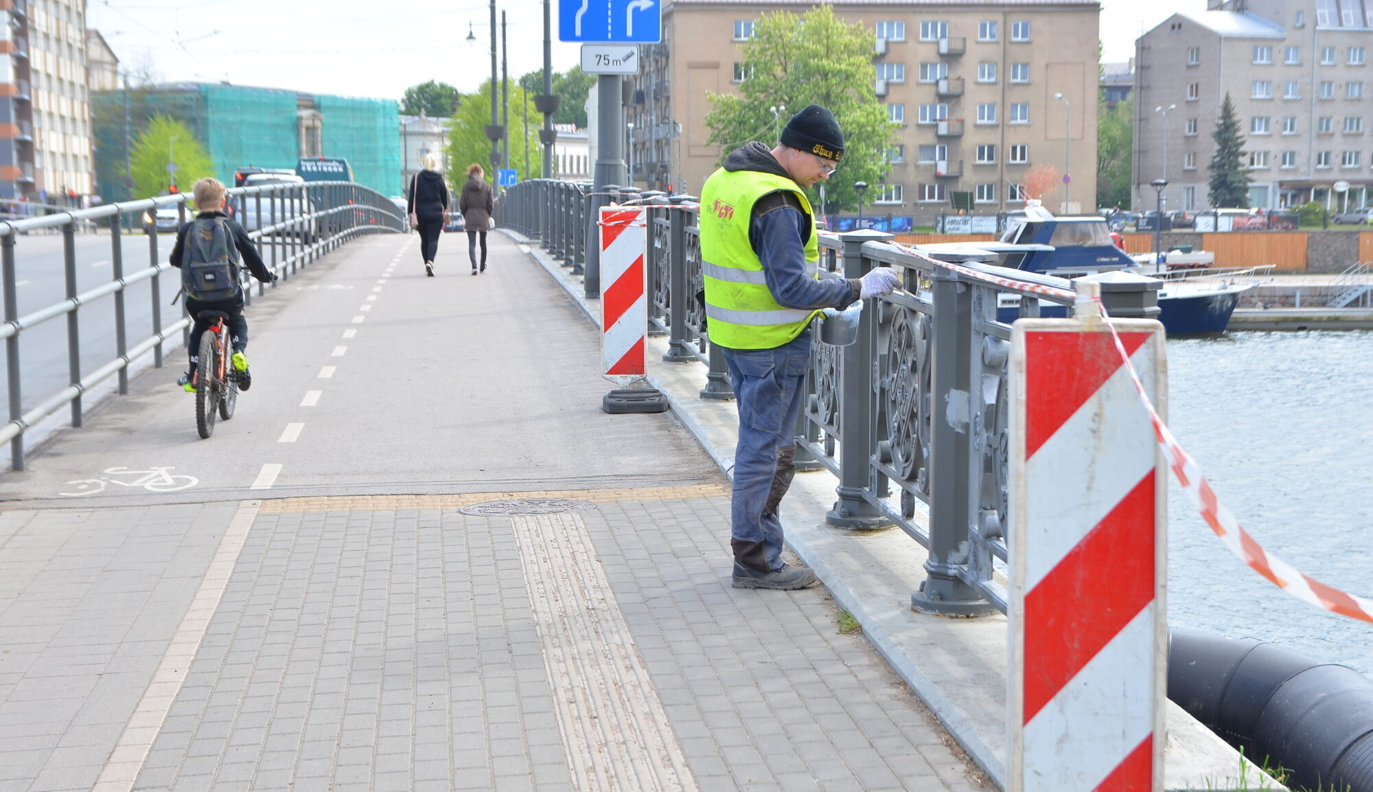 Tramvaja tilta margām noņem rūsu