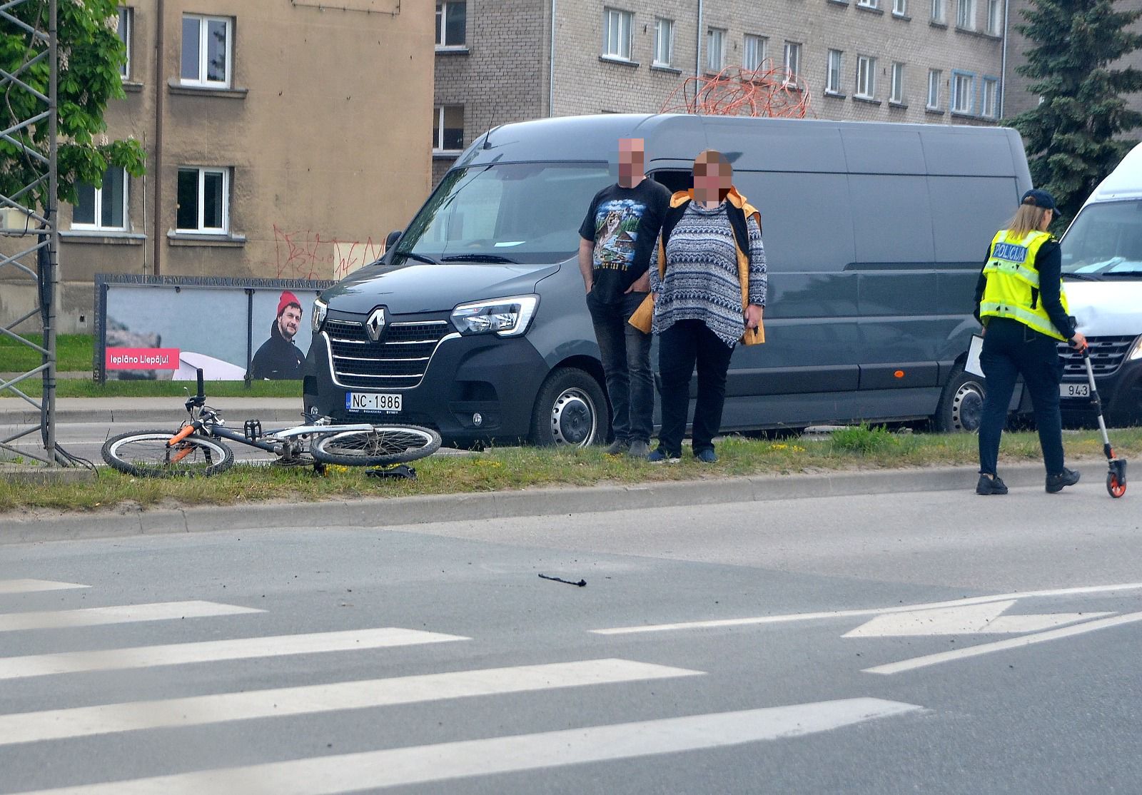 Neuzmanīgs velosipēdists Liepājas centrā pakļūst zem auto un nonāk slimnīcā