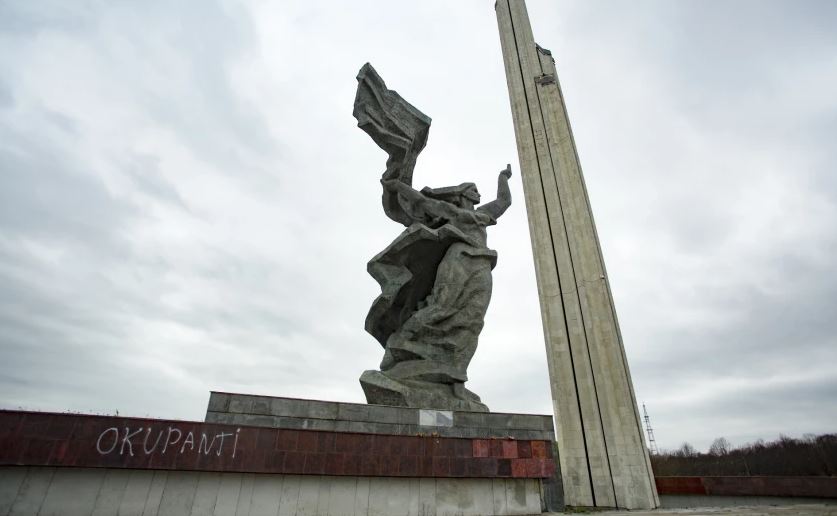 Totalitāros režīmus slavinošus objektus būs jādemontē līdz 15.novembrim