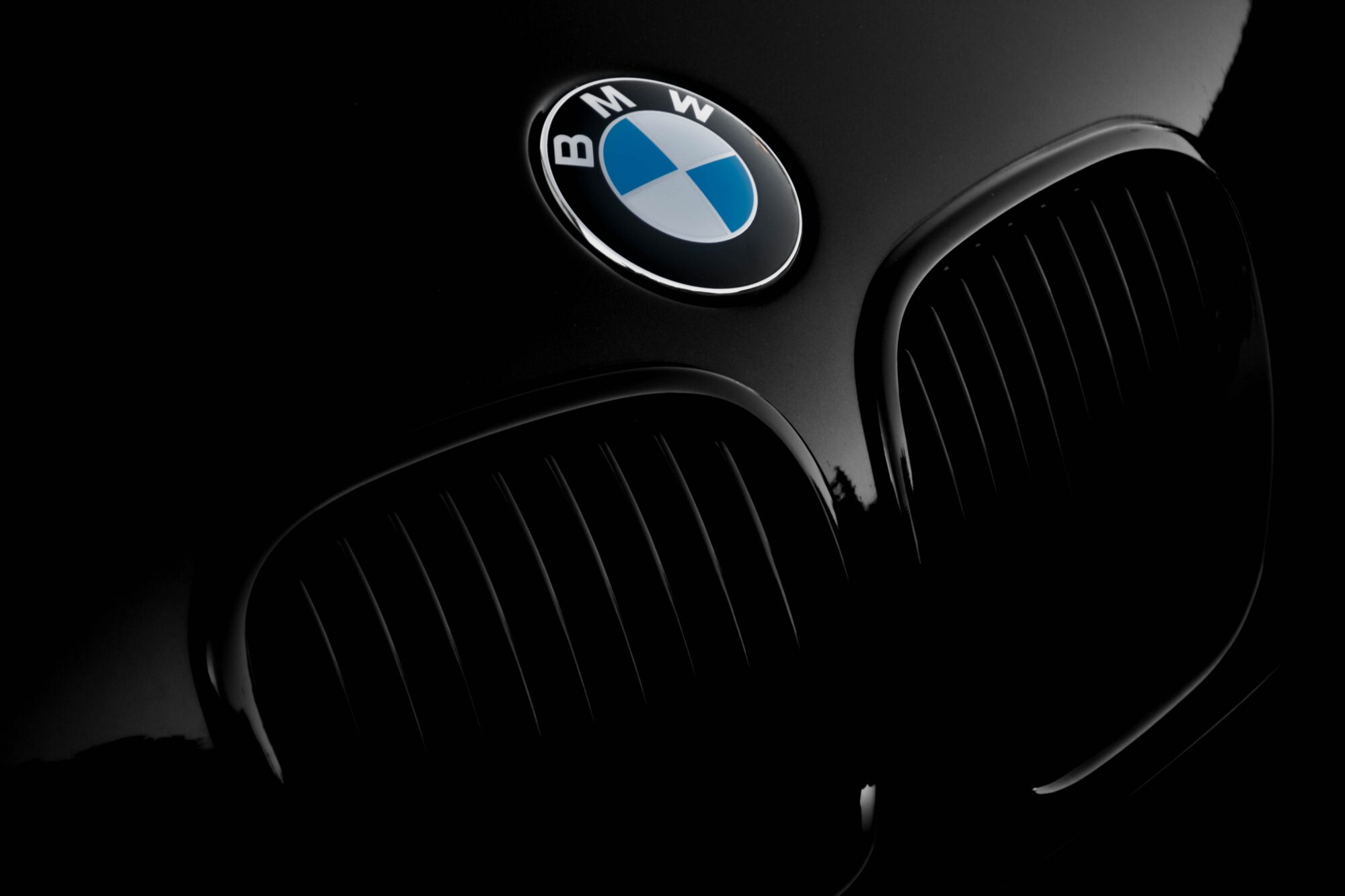 Liepājā nozagto “BMW” noķer Ventspilī kopā ar diviem vīriešiem