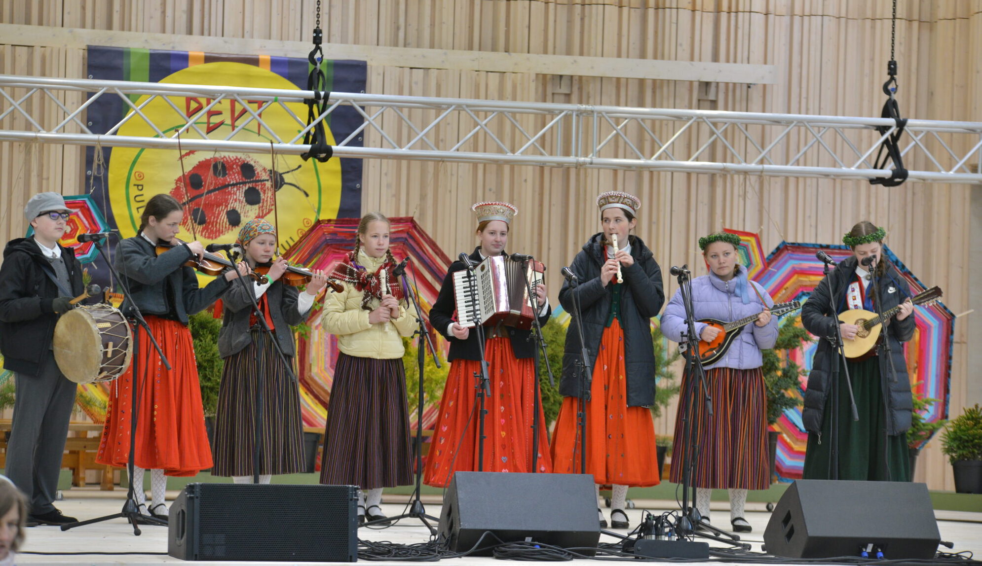 Folkloras kopa “Ķocis” un sieviešu koris “Sīga” ziņģē garāko līgodziesmu