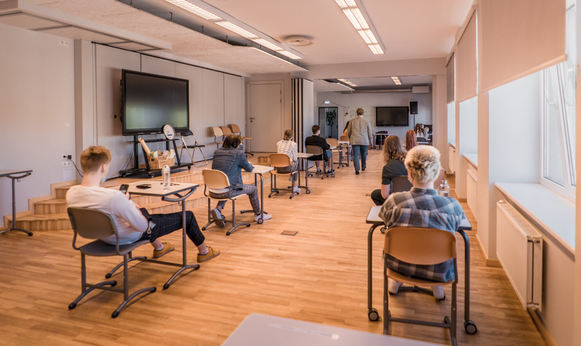 Skolēni saņem centralizēto eksāmenu sertifikātus par vispārējās vidējās izglītības programmas apguvi