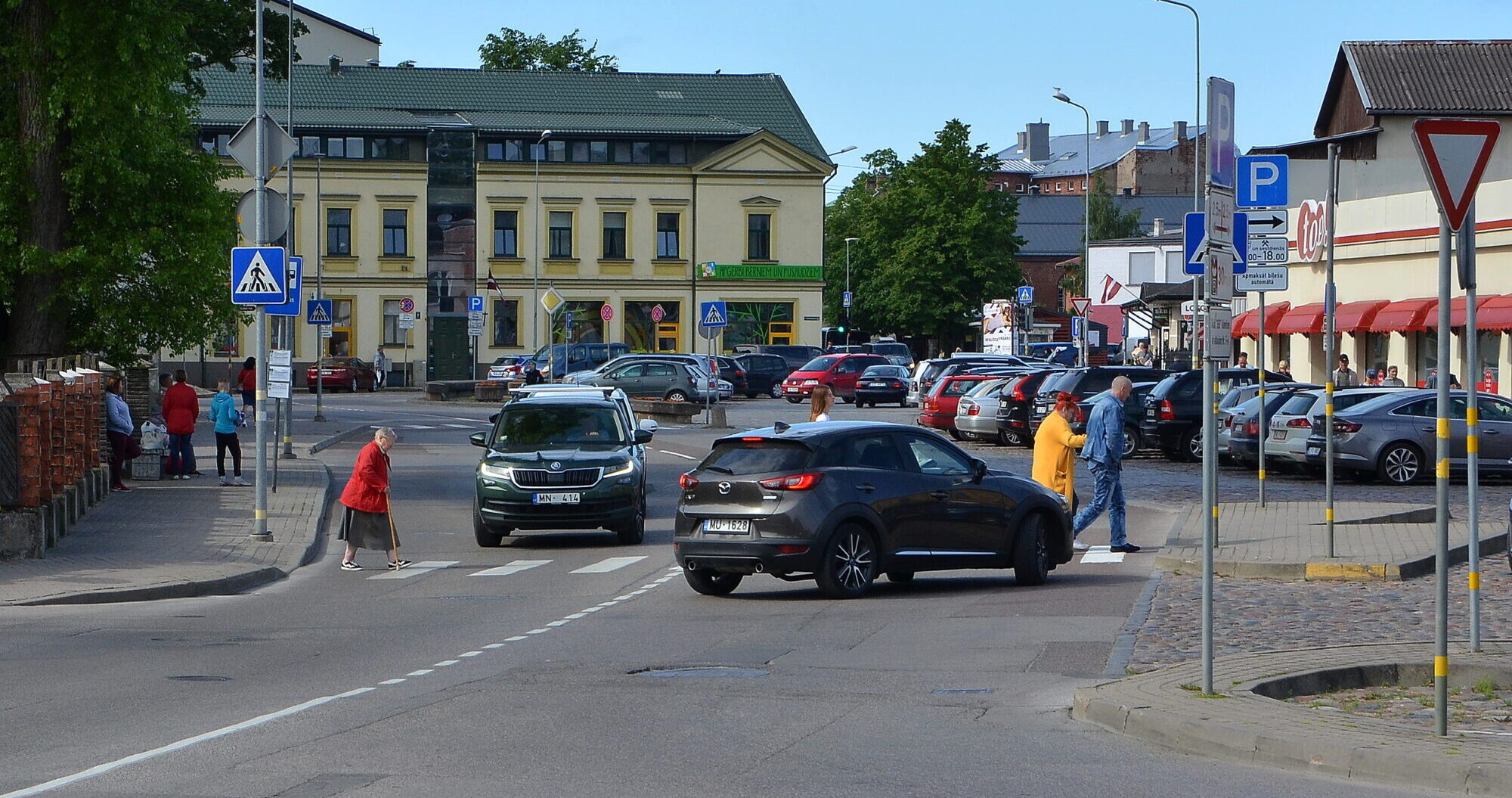 Pilsētvide kā šķēršļu josla. Ar ratiņkrēslu pret pāreju kantēm